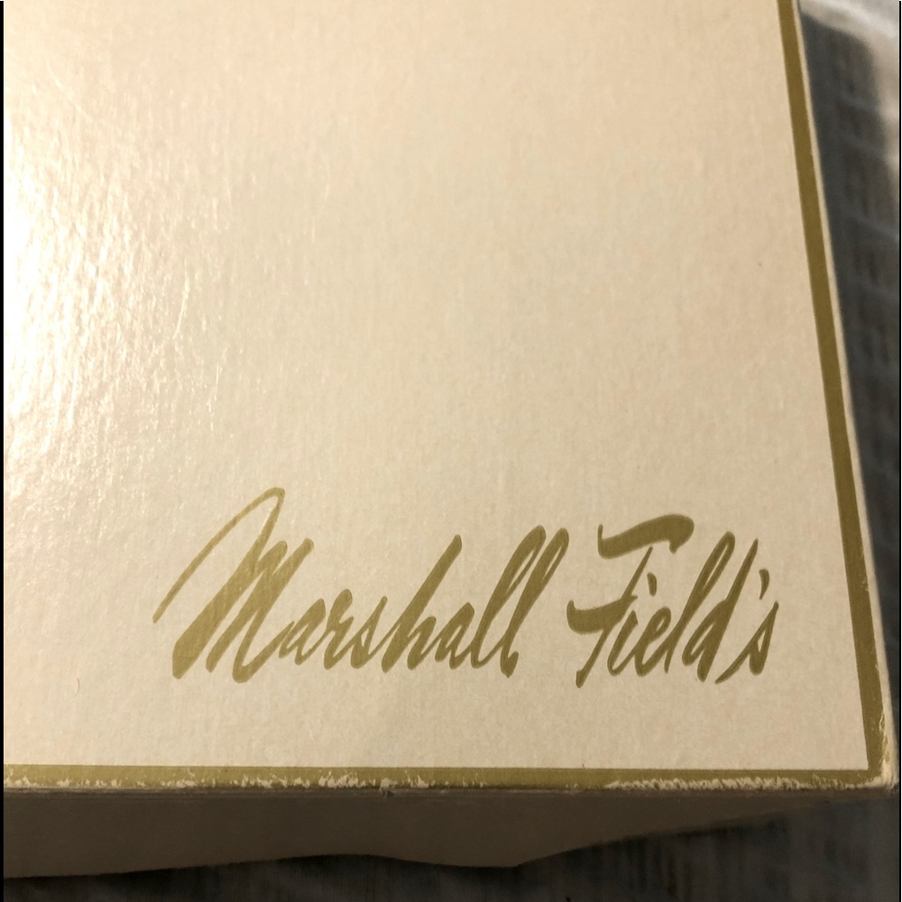MARSHALL FIELD’S GIFT BOX vintage offwhite color with gold border size22x12 GUC - Picture 8 of 13